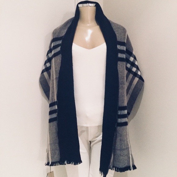 📌SOLD📌BURBERRY ST. HELEN REVERSIBLE POCKET STOLE - Picture 3 of 7